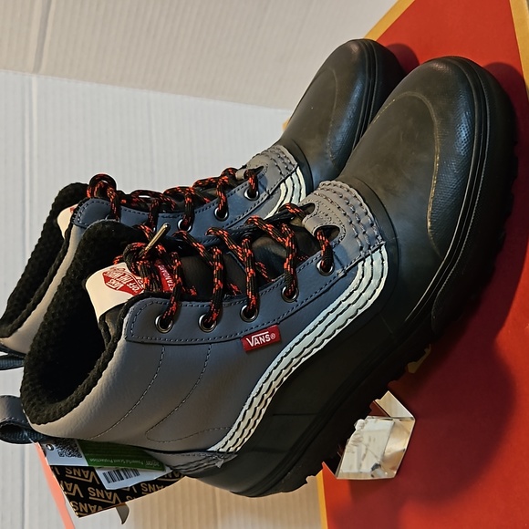 (NWT) MID SNOW MTE VANS BOOTS - Picture 2 of 11